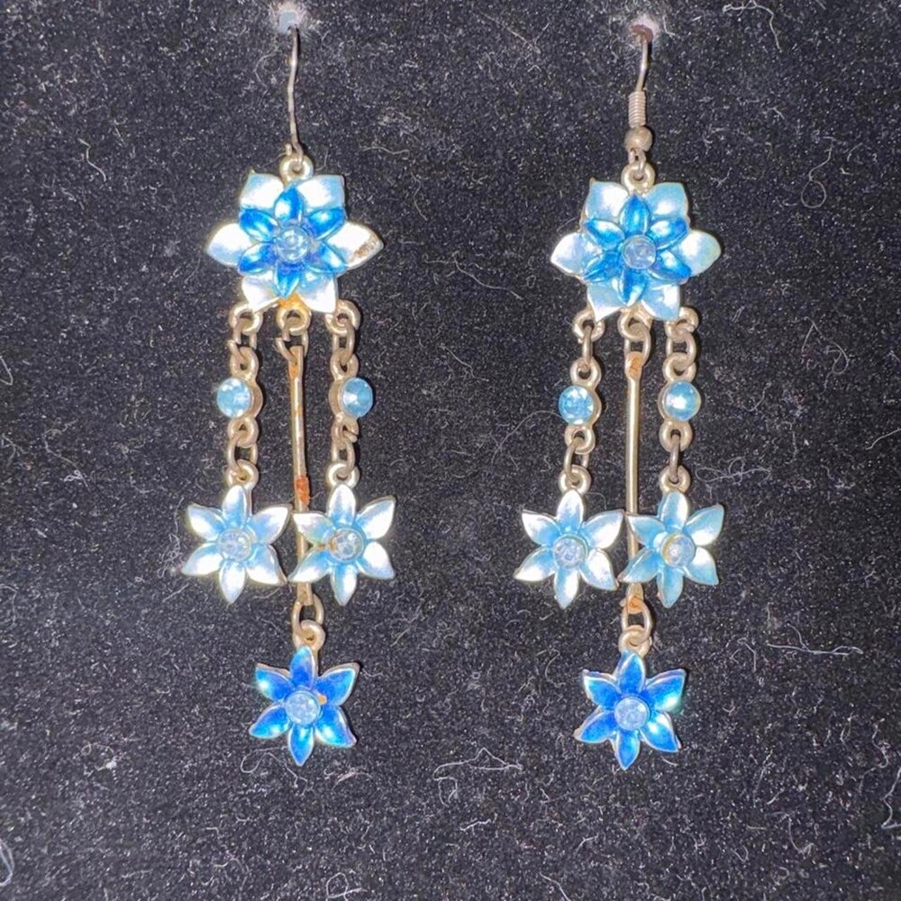 Blue floral earrings with silver accents #floral #earrings